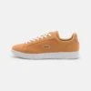 Lacoste CARNABY PRO - Sneaker Low - Tan/white -Herrenbekleidungsgeschäft 096f4bb9cc6046729707e53e37cacdd4