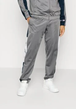 Champion NEW YORK YANKEES TRACKSUIT - Trainingsanzug - Grey/dark Blue 13 Champion NEW YORK YANKEES TRACKSUIT - Trainingsanzug - Grey/dark Blue -Herrenbekleidungsgeschäft 09afb83d5b1b44319270892c4127e021