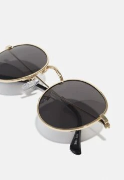 Pier One UNISEX - Sonnenbrille - Black/gold 11 Pier One UNISEX - Sonnenbrille - Black/gold -Herrenbekleidungsgeschäft 126e9360ab5948a49821b42d80d15fbc