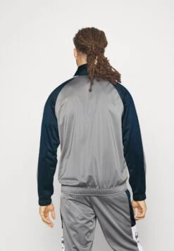 Champion NEW YORK YANKEES TRACKSUIT - Trainingsanzug - Grey/dark Blue 12 Champion NEW YORK YANKEES TRACKSUIT - Trainingsanzug - Grey/dark Blue -Herrenbekleidungsgeschäft 23e8c4dee90c4814b4864ca1566e4502