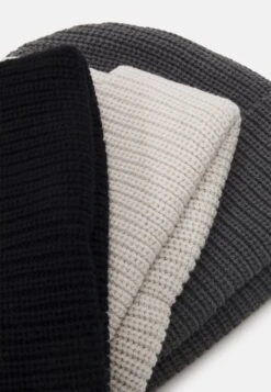 Pier One UNISEX 3 PACK - Mütze - Black/dark Grey/off-white/ 11 Pier One UNISEX 3 PACK - Mütze - Black/dark Grey/off-white/ -Herrenbekleidungsgeschäft 2a1daa058c674c9dbb0074799d429f4b