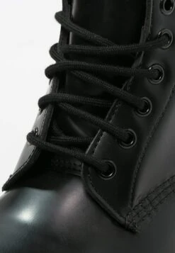 Dr. Martens 1460 - Schnürstiefelette - Mono Black 13 Dr. Martens 1460 - Schnürstiefelette - Mono Black -Herrenbekleidungsgeschäft 717cde48b8a04c1689fe49dbc93ea582
