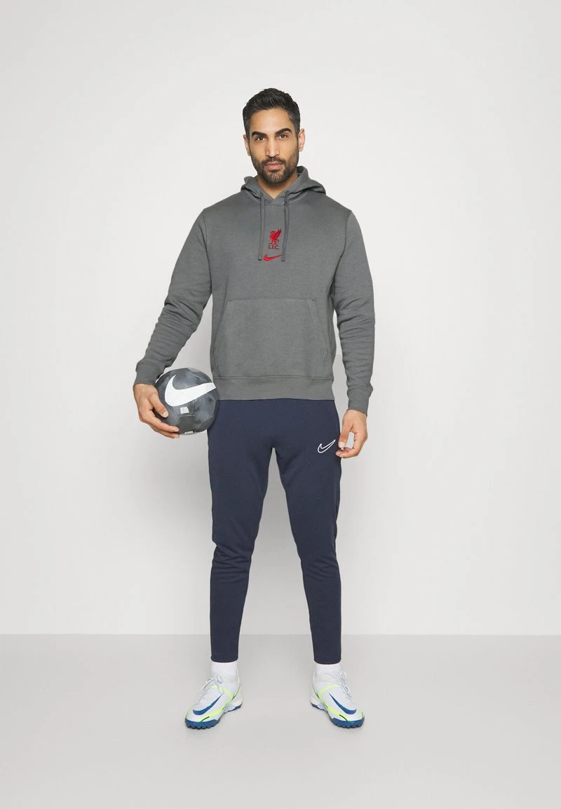Nike Performance LIVERPOOL FC CLUB HOODIE - Sweatshirt - Smoke Grey/tough Red 4 Nike Performance LIVERPOOL FC CLUB HOODIE - Sweatshirt - Smoke Grey/tough Red – Bild 2