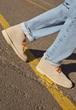 Clarks Originals DESERT BOOT - Sportlicher Schnürer - Sand 10 Clarks Originals DESERT BOOT - Sportlicher Schnürer - Sand -Herrenbekleidungsgeschäft 8f33e845187a4c27b2ced2bbae0af5d2