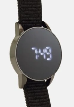 Pier One Digitaluhr - Black 11 Pier One Digitaluhr - Black -Herrenbekleidungsgeschäft 91a3416d7d044fd4b60c1ebc2246a5ec