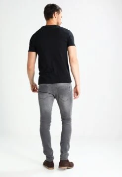 Pier One T-Shirt Basic - Black 10 Pier One T-Shirt Basic - Black -Herrenbekleidungsgeschäft 986416f3e81f4399a4473036c21acde4