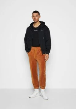 Sean John SCRIPT LOGO ESSENTIAL - Jogginghose - Cognac -Herrenbekleidungsgeschäft 9a6f2619ac81487dab121142b467fb68