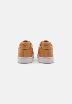 Lacoste CARNABY PRO - Sneaker Low - Tan/white -Herrenbekleidungsgeschäft ad5d6b0692cc43f8890a158e9d39eeb6