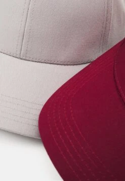Pier One UNISEX 2 PACK - Cap - Light Grey/berry 11 Pier One UNISEX 2 PACK - Cap - Light Grey/berry -Herrenbekleidungsgeschäft db52e4bec20b4e21a2d423baba99be86