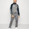 Champion NEW YORK YANKEES TRACKSUIT - Trainingsanzug - Grey/dark Blue 2 Champion NEW YORK YANKEES TRACKSUIT - Trainingsanzug - Grey/dark Blue -Herrenbekleidungsgeschäft db5d31f621df454fb45f5811173f5869
