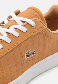 Lacoste CARNABY PRO - Sneaker Low - Tan/white -Herrenbekleidungsgeschäft e338bd55edce4d988f94190a7a69ef3a