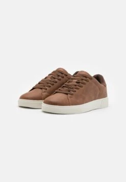 Pier One UNISEX - Sneaker Low - Cognac -Herrenbekleidungsgeschäft e942d2a3f3434c4dbdb0dc2c09828ea9