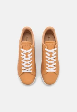 Lacoste CARNABY PRO - Sneaker Low - Tan/white -Herrenbekleidungsgeschäft f15b551635fa4a6f9dd5566f8b2cbff6